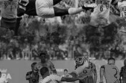 贝利基金会晒贝利与姆巴佩侧钩进球对比照片，姆巴佩转發(fā)