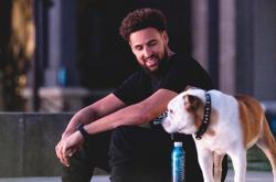 克莱13岁爱犬离世！克莱未了的生涯，是Rocco的一生