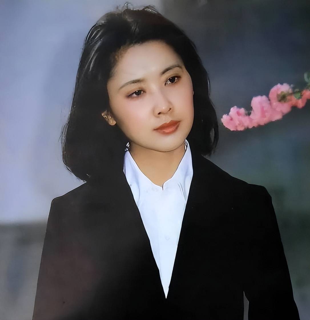 朱琳算不算顶级美女？对比赵丽颖，答案一目了然！