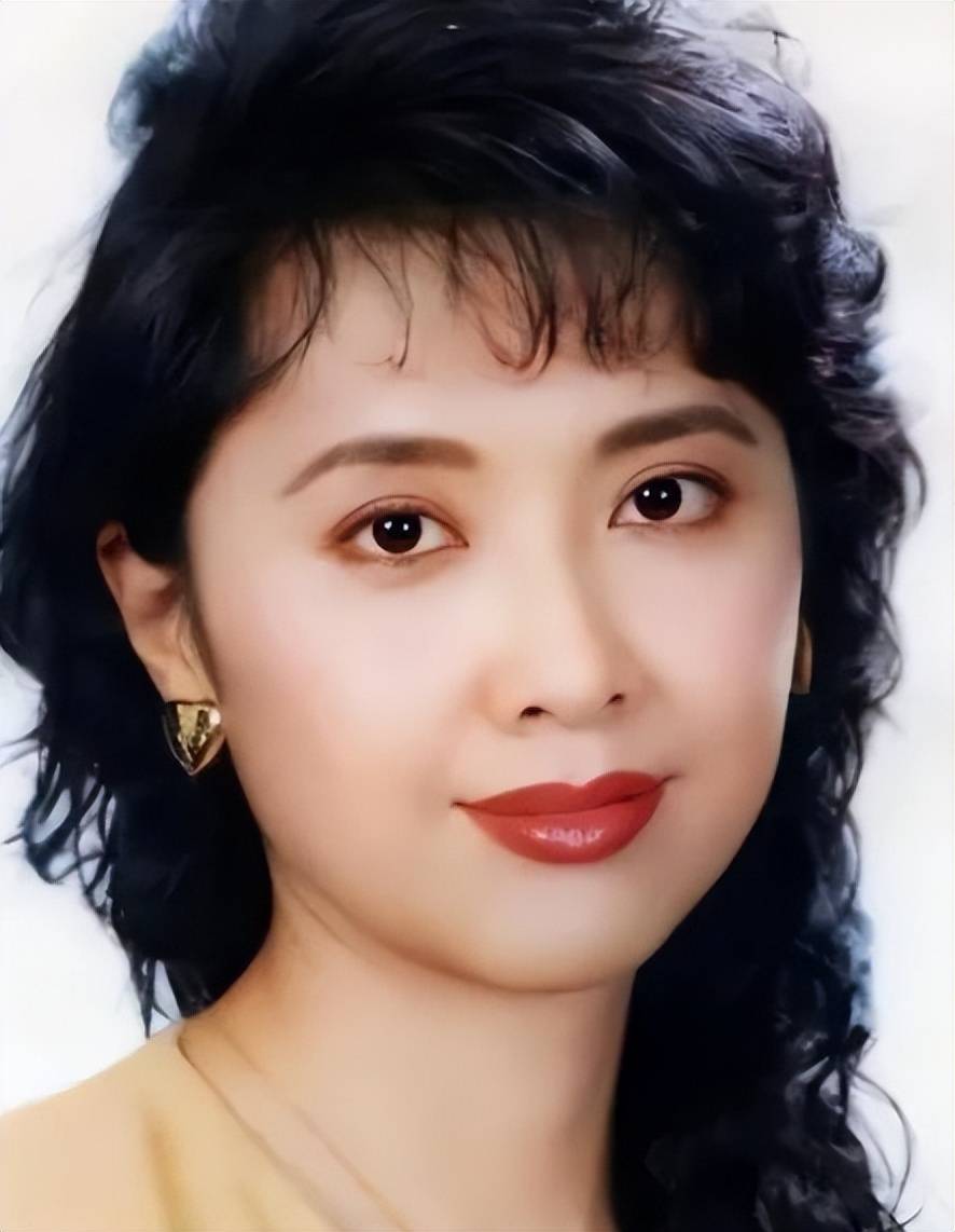 朱琳算不算顶级美人？对比赵丽颖，答案一目了然。