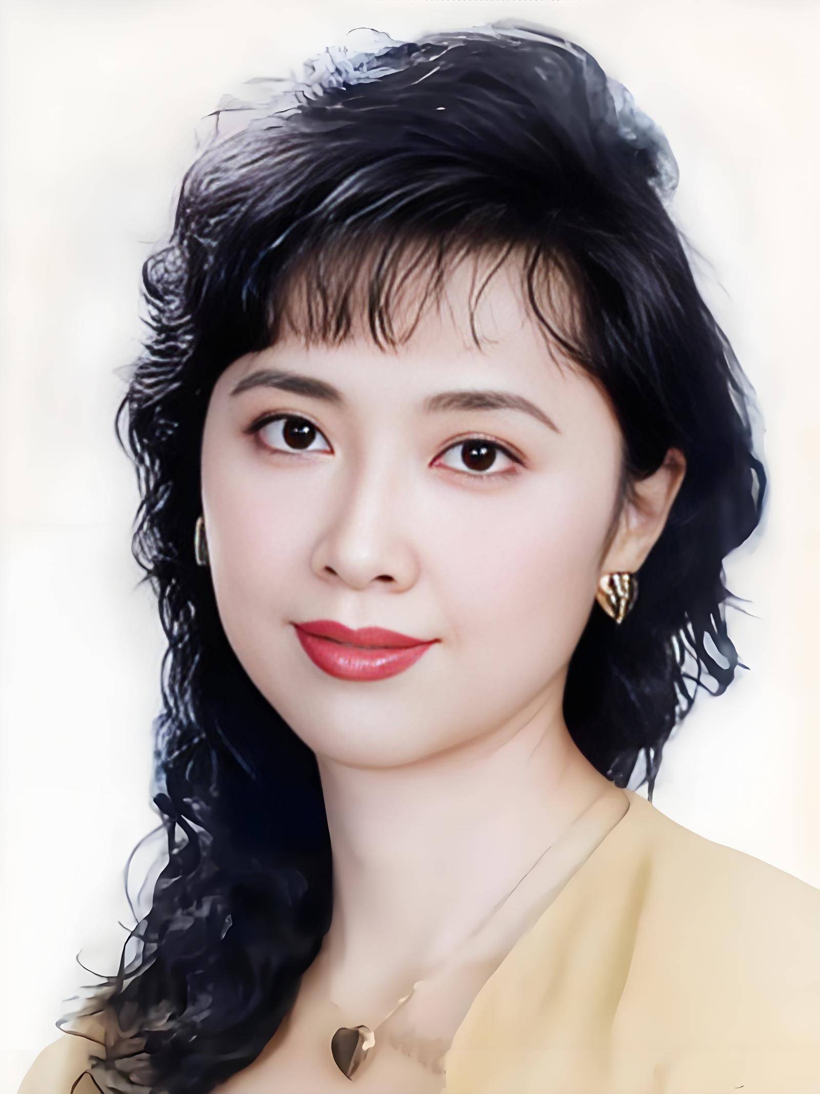 朱琳算不算顶级美人？对比赵丽颖，答案一目了然。