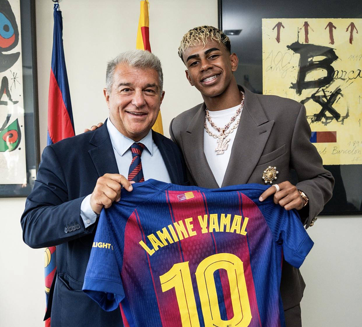 巴萨新星亚马尔正式继承传奇10号球衣