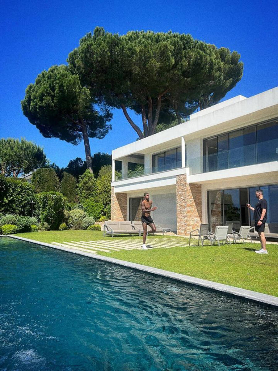 拉什福德儿时穿巴萨球衣，抱亚马尔大腿，或降薪投巴萨