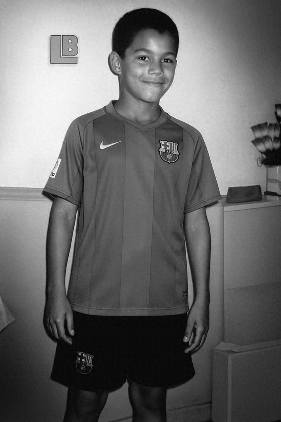 拉什福德儿时穿巴萨球衣，抱亚马尔大腿，或降薪投巴萨