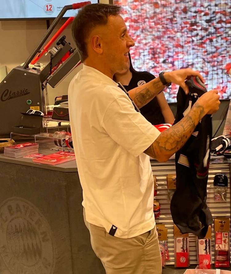 图片报：拜仁名宿拉菲尼亚现身拜仁球迷商店，买了多件球衣