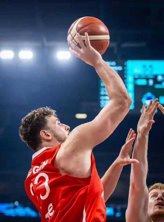 84-64!阿尔佩伦·申京助土耳其四连胜,新季或成火箭内线核心!