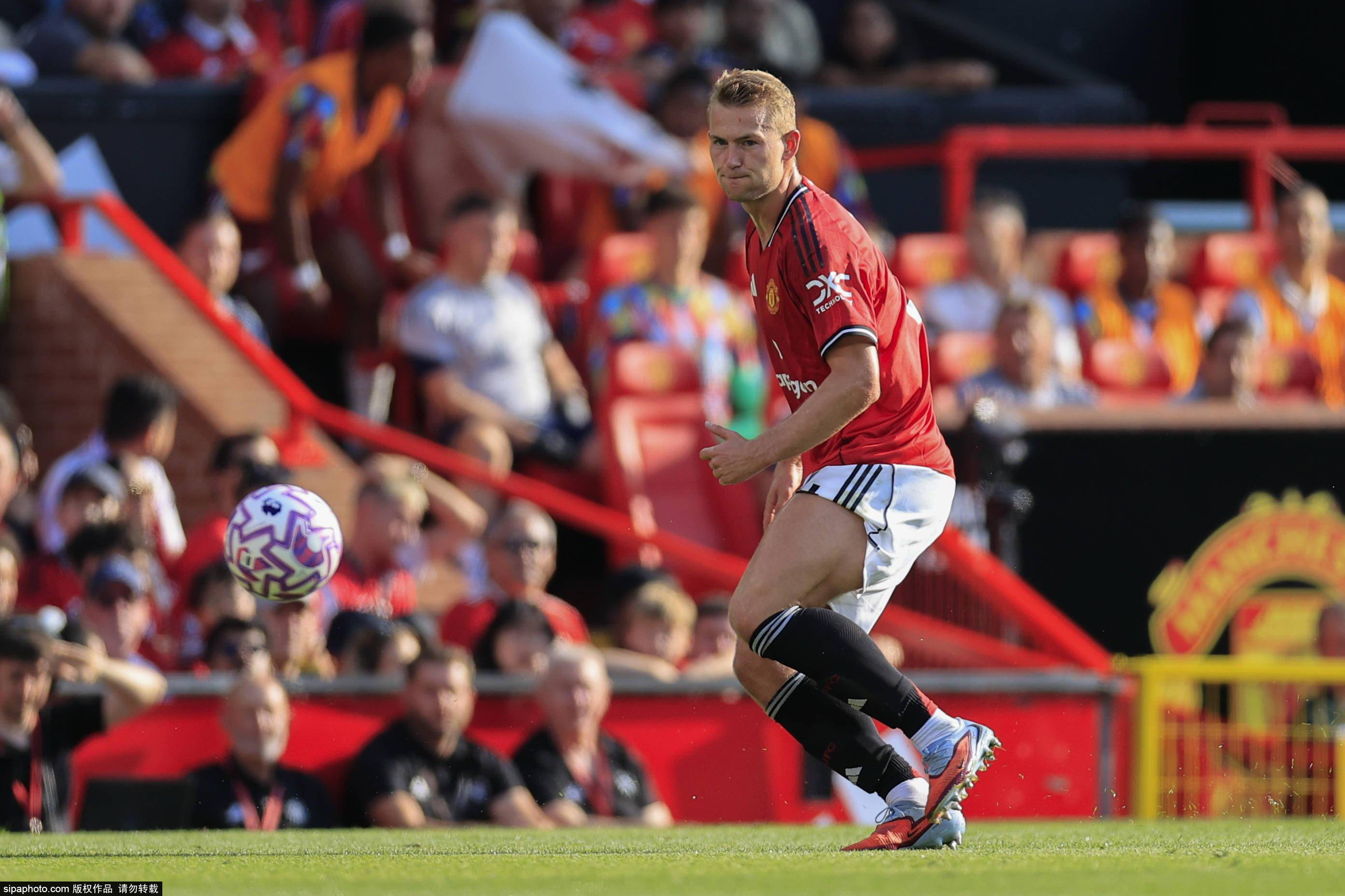 曼联艰难逆转伯恩利,德里赫特感恩球迷:这三分的价值远超想象!