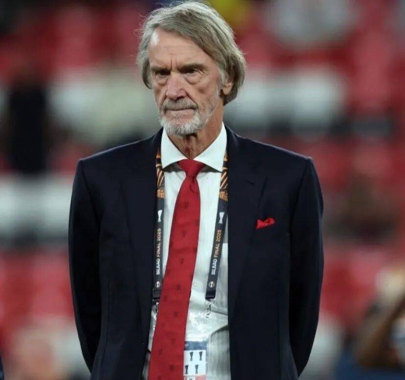 曼联颜面何在？青训教练洗装备、青训球员借装备