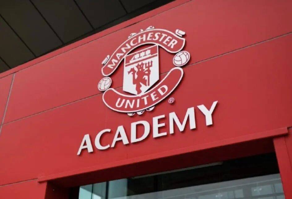 曼联颜面何在？青训教练洗装备、青训球员借装备