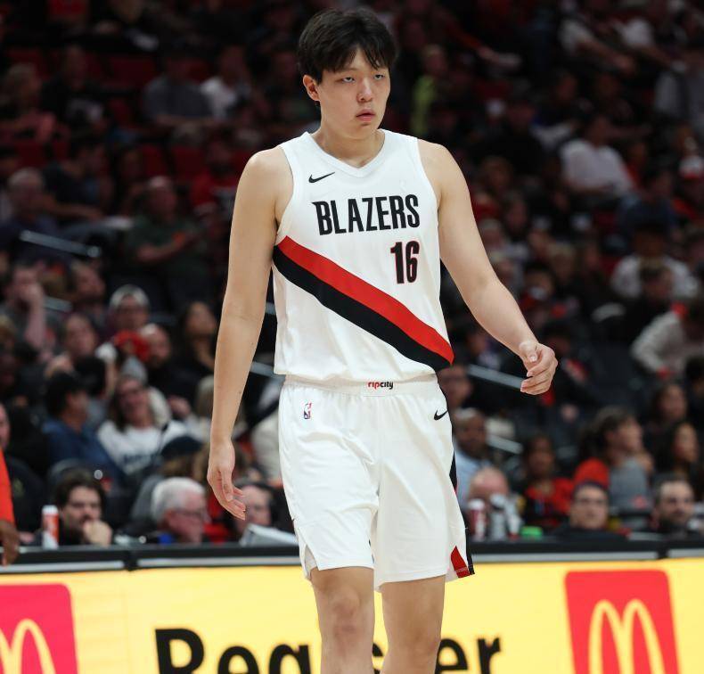 杨瀚森NBA生涯关键一战，转播足球录像，盼他抓住内线机会突破