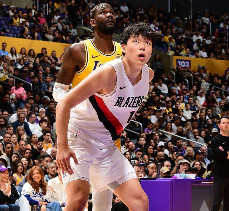 杨瀚森NBA生涯关键一战，转播足球录像，盼他抓住内线机会突破