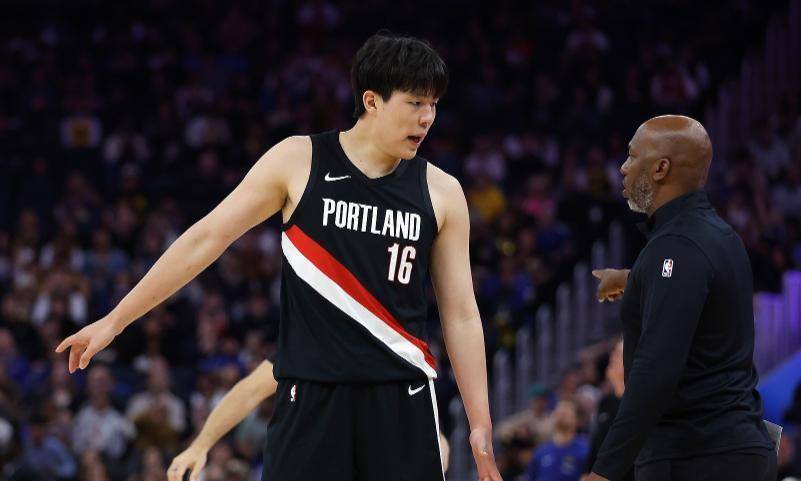 杨瀚森NBA生涯关键一战，转播足球录像，盼他抓住内线机会突破