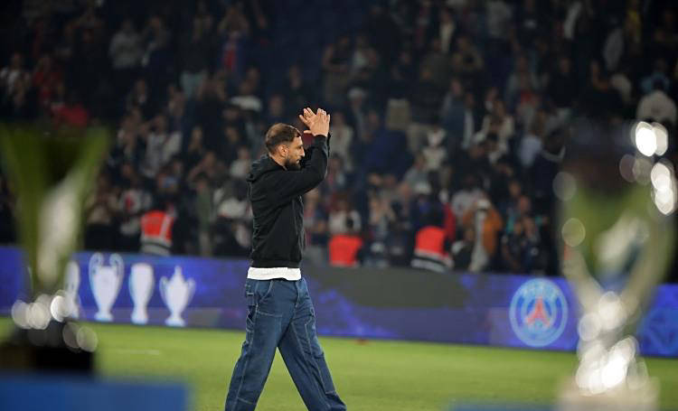 英超最新动态：曼城欲购入“世一门”，切尔西锋霸怒拒转会