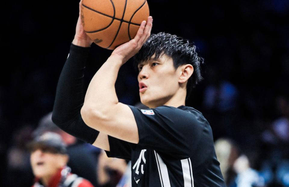 曾凡博首战无缘登场，但有望获得双向合同名额