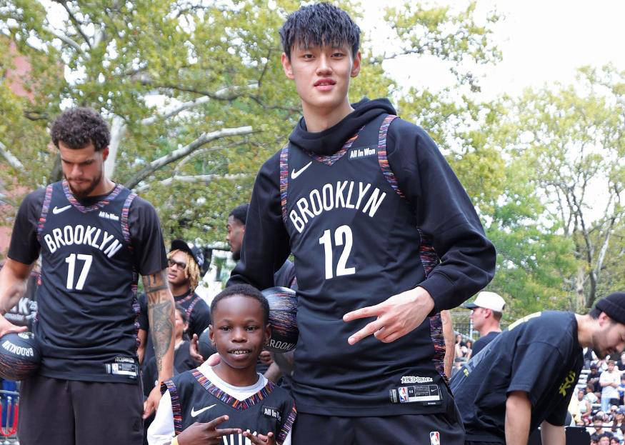 曾凡博首战无缘登场，但有望获得双向合同名额