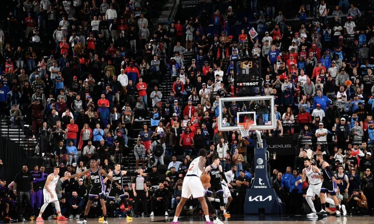 看看快船1月份的赛程，对手包含爵士凯尔特人勇士尼克斯等强敌，快船能否凭借火热状态创造15胜0负的神迹成为焦点