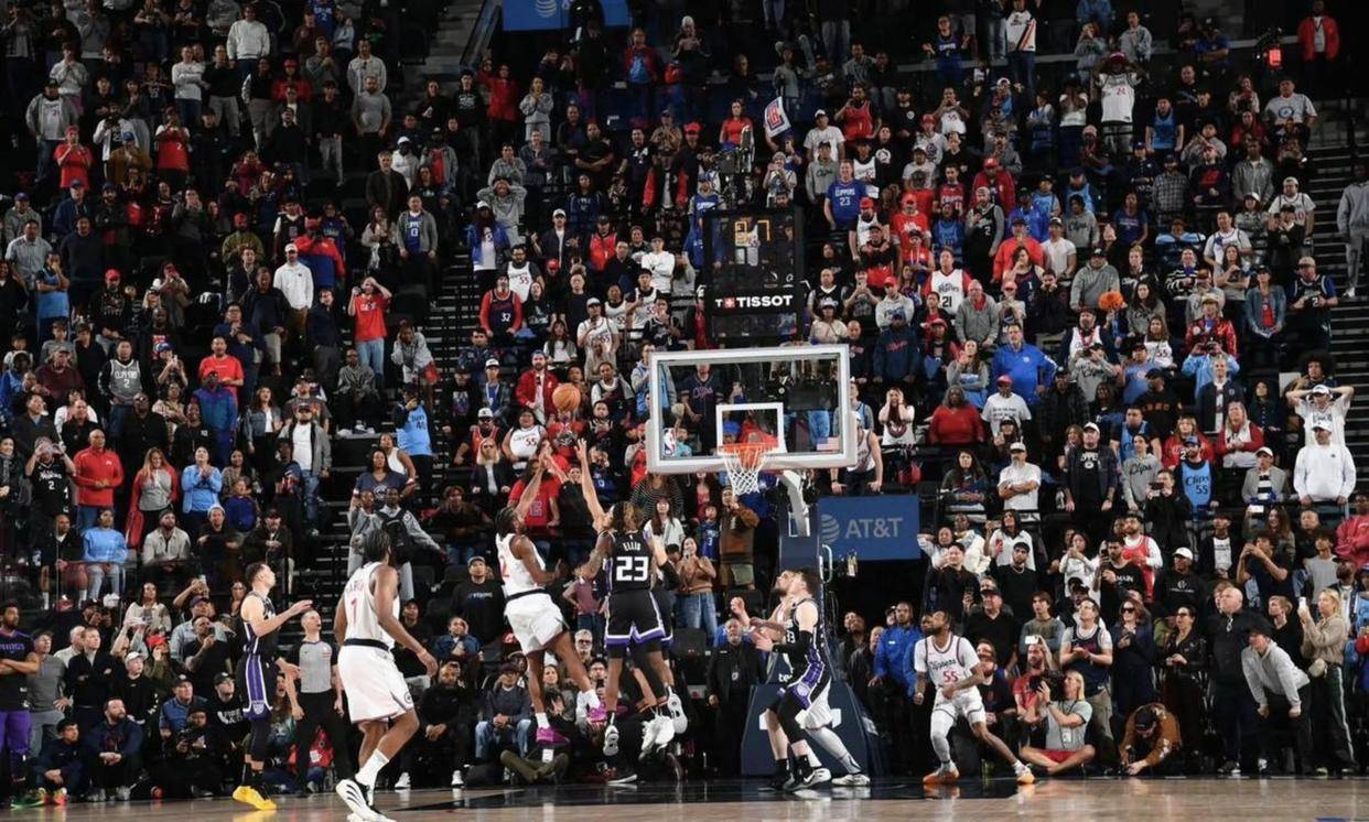 看看快船1月份的赛程，对手包含爵士凯尔特人勇士尼克斯等强敌，快船能否凭借火热状态创造15胜0负的神迹成为焦点