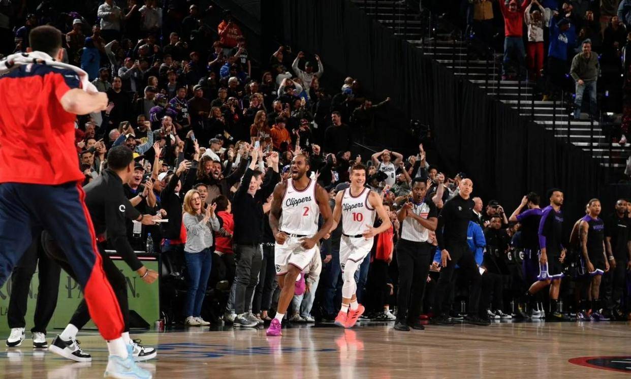 看看快船1月份的赛程，对手包含爵士凯尔特人勇士尼克斯等强敌，快船能否凭借火热状态创造15胜0负的神迹成为焦点